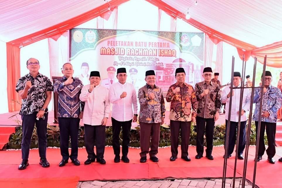 GUBSU BERSAMA KETUA MAHKAMAH AGUNG GIAT PELETAKKAN BATU PERTAMA MESJID ABDUL RACHMAN ISHAQ DI PERCUT. 