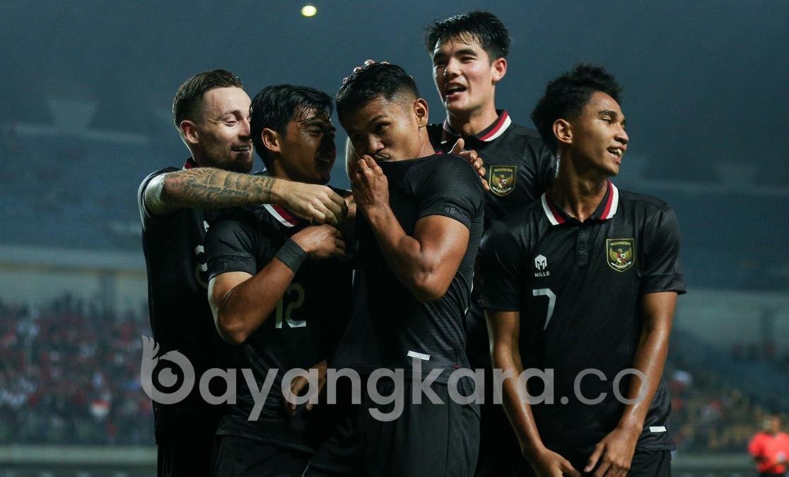 GOL INDAH DIMAS DRAJAD DIBANTU TIM SKUAT GARUDA MEMBAWA INDONESIA UNGGUL ATAS CURACAO DENGAN SKOR 3-2.