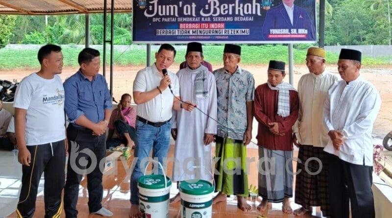 Gelar Jumat Berkah, DPC Demokrat Sergai Makan Bersama Jemaah Masjid