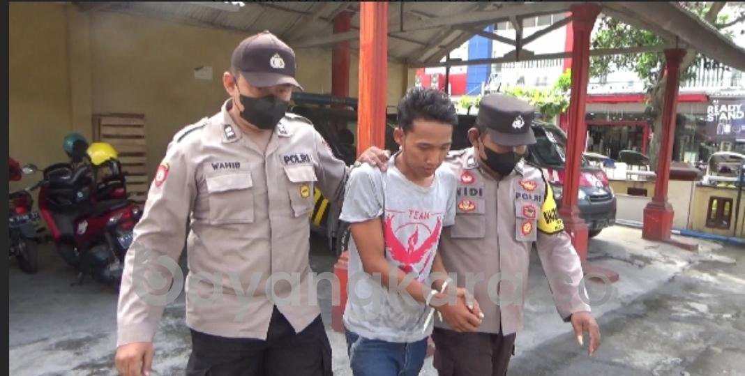 SUAMI BACOK SELINGKUHAN ISTRI DI LUMAJANG