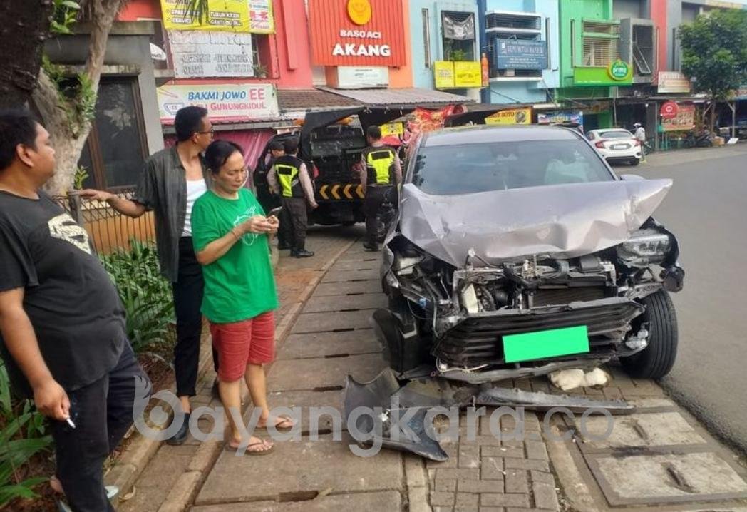 Pengemudi Diduga Mengantuk, Mobil Tabrak Tembok Perumahan