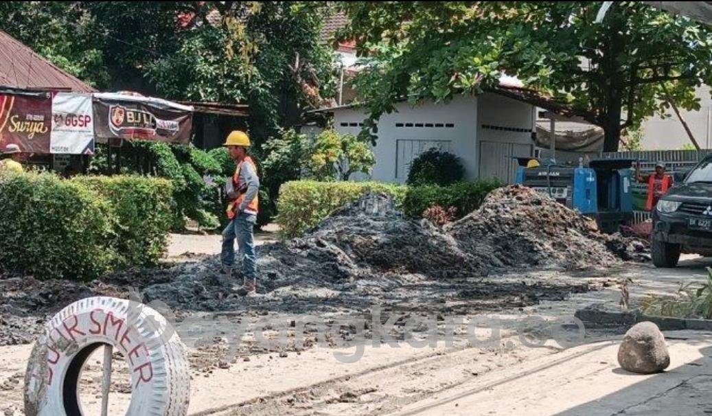 Masyarakat resah Tumpukan Tanah Bekas Galian Drainase di Tembung, Sebut Jalan Jadi Berlumpur dan Licin