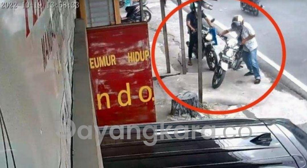 Maling Motor Terekam CCTV di Jalan Gaharu