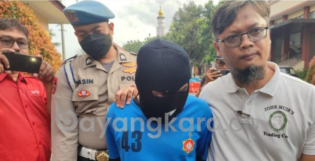 Polisi Tampilkan Dengan Berpakaian Tahanan Penusuk Wanita Di Sukaraja Bogor
