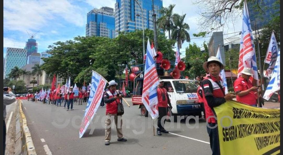 Massa Demo Berpakaian Wrna Merah Berdatangan   ke Patung Kuda ,Jalan Menujuk Istana Sudah Di Tutup