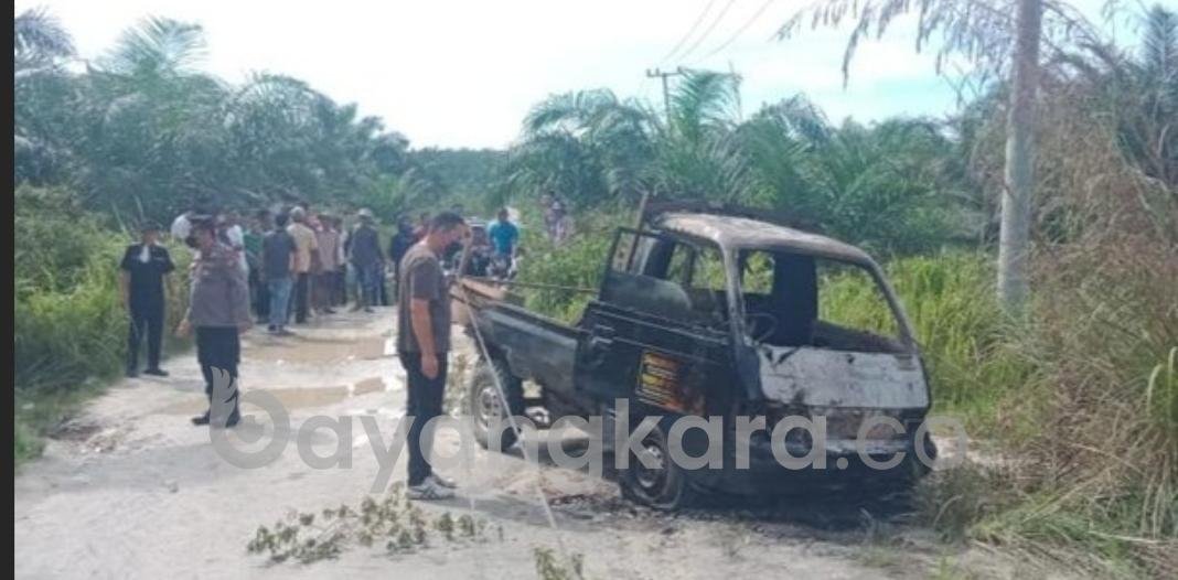 MOBIL PIKUP TERBAKAR DAN SUPIR TERBAKAR DI RIAU DI DUGA SENGAJA DI BAKAR