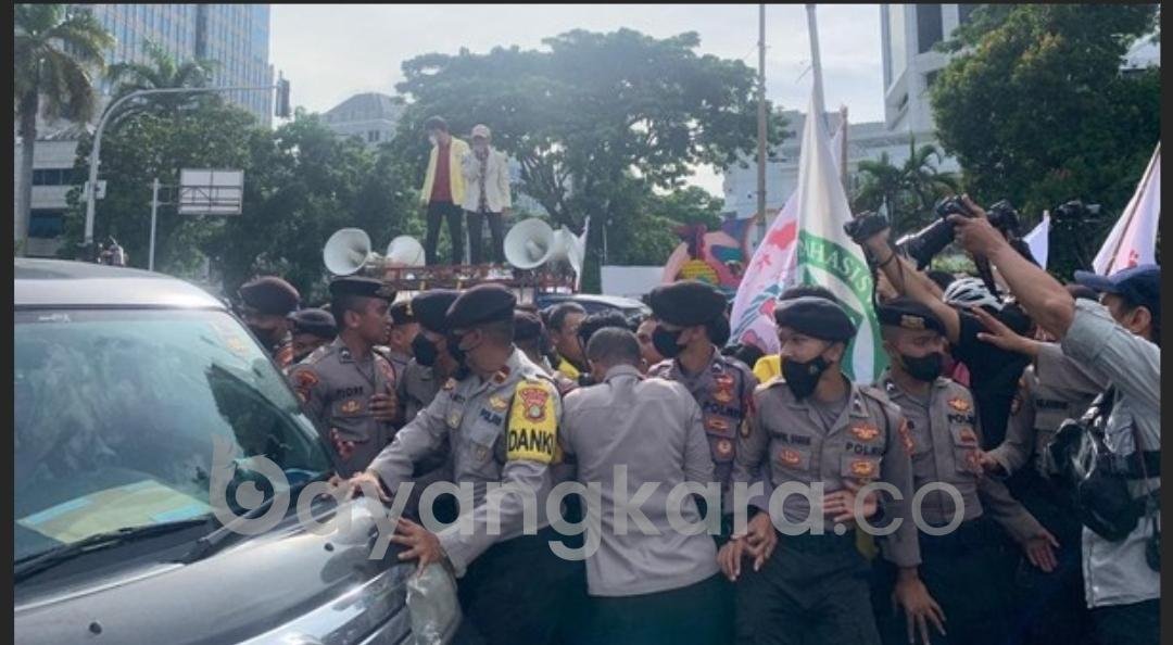 Kaki Polisi Terlindas Mobil Saat Dorong-dorongan dengan Pendemo di Patung Kuda