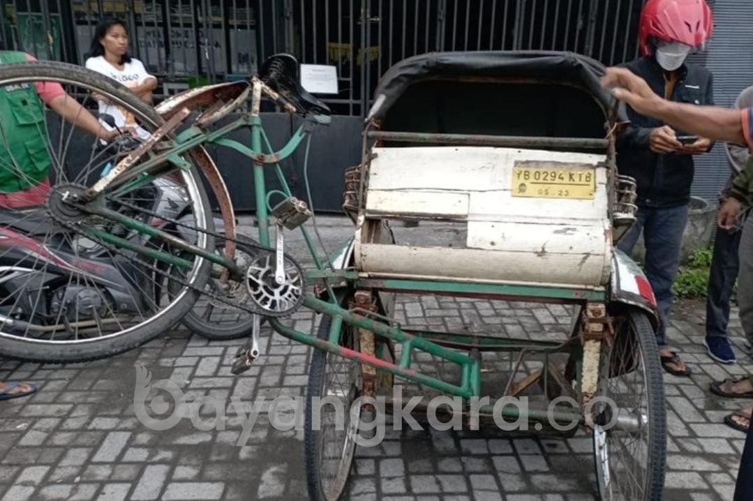 KAKEK USIA(75) PENGEMUDI BECAK DAYUNG TEWAS DI TABRAK TRUK