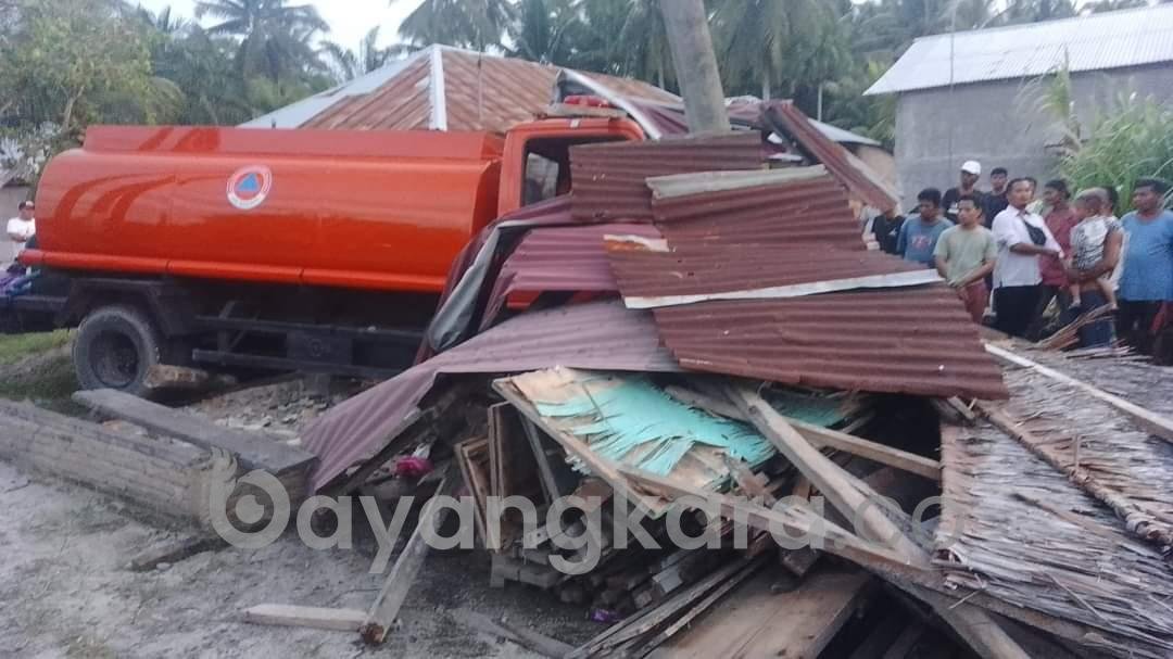 Truck BPBD Kabupaten Batu Bara Hantam Warung Milik Warga Desa Dahari Indah.