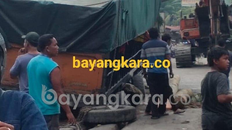 Jembatan Titi Besi Sergai-Deli Serdang Putus Truk Besar Nyangkut Semalaman