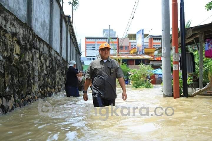 Didamping Sekda Melihat Langsung Kondisi Korban Banjir, Bupati Labura Ikut Evakuasi Warga.