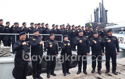 Kasad Terima Brevet Hiu Kencana Sebagai Warga Kehormatan Kapal Selam TNI AL