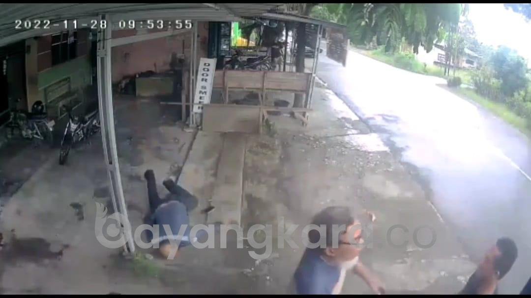 Diduga Cemburu Dengan Mantan Istri, Dua Pria Adu Jotos Menggunakan Sajam.