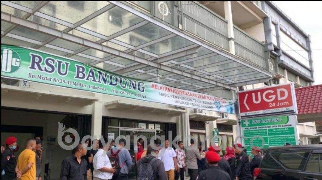Pria Berseragam Polisi  memukul  Satpam Di Rs Bandung Medan Hingga Lebam-lebam