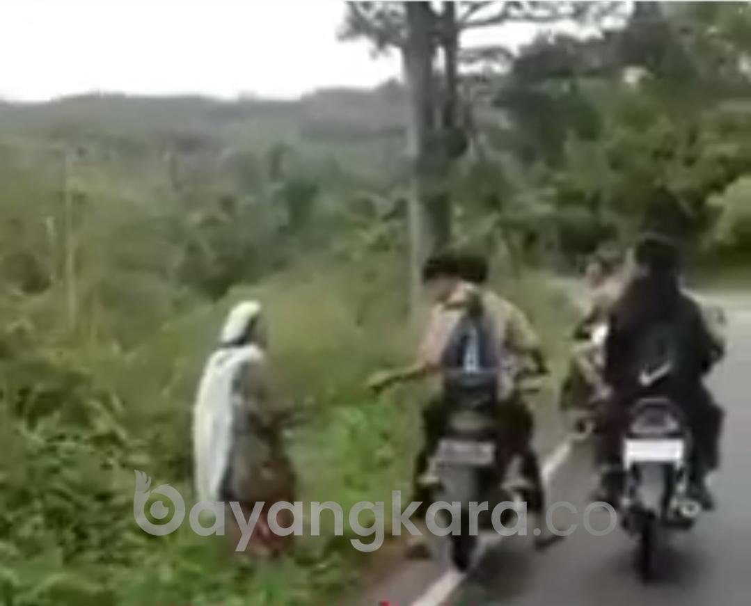 Gerombolan Pelajar di Tapsel Tendang Nenek-nenek Hingga Tersungkur, Pelaku Malah Tertawa