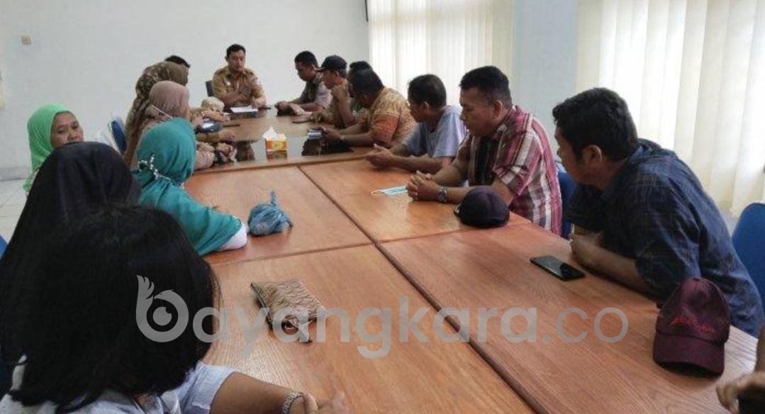 Warga mendesak Bupati Deliserdang, Ashari Tambunan segera mencopot THS, Kepala Desa Perdamean