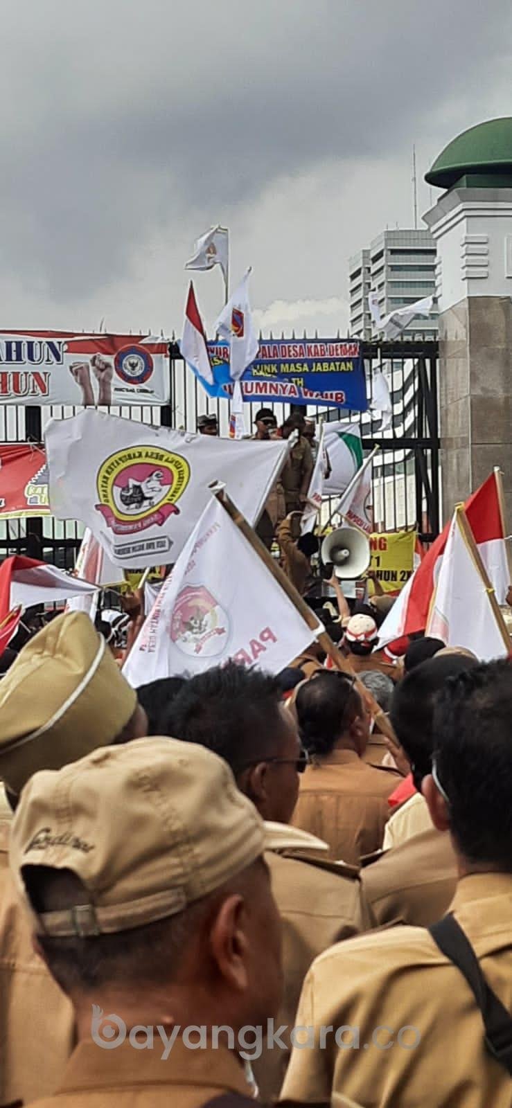 Demo di DPR, Ribuan Kades Se Indonesia Tuntut Masa Jabatan 9 Tahun