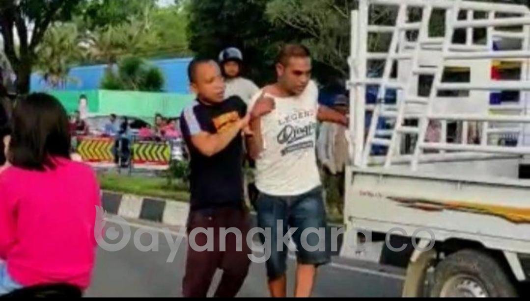 LAWAN ARAH,TIDAK DI TERIMA KARENA DI TEGOR PETUGAS DISHUB,OKNUM POLISI KELUARKAN PARANG INGIN BACOK PETUGAS DISHUB