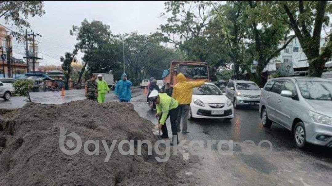 Truk Pasir Terguling di Jalan A H Nasution,Sopir hendak Hindari Pengendara Motor yang Ugal-Ugalan
