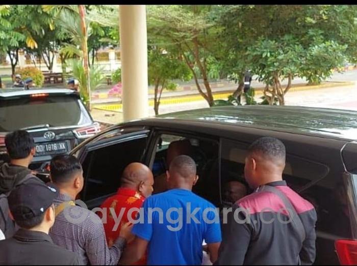 AKHIRNYA KPK BERHASIL TANGKAP GUBERNUR PAPUA LUKAS ENEMBE