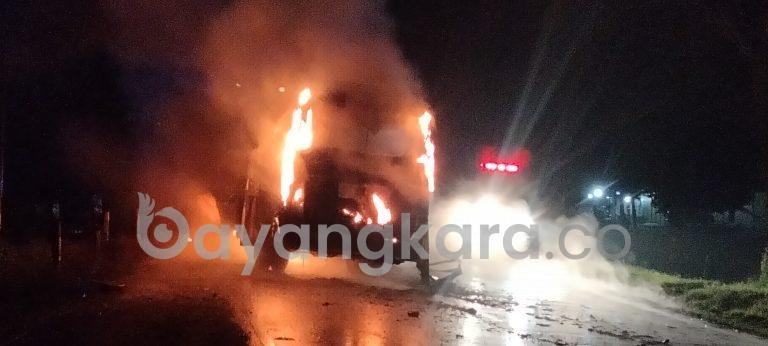 BREAKING NEWS, Lakalantas Bus Pariwisata dan Sepeda Motor Yamaha Scorpio Terbakar di Simpang Mata Pao