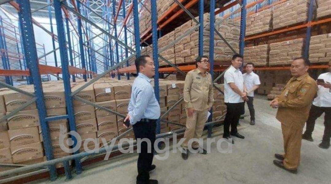 DI DUGA PT YORGO ANUGERAH NUSANTARA MAFIA TIMBUN MINYAK HINGGA 75 TON, DI JALAN BIGJEN ZEIN HAMID MEDAN
