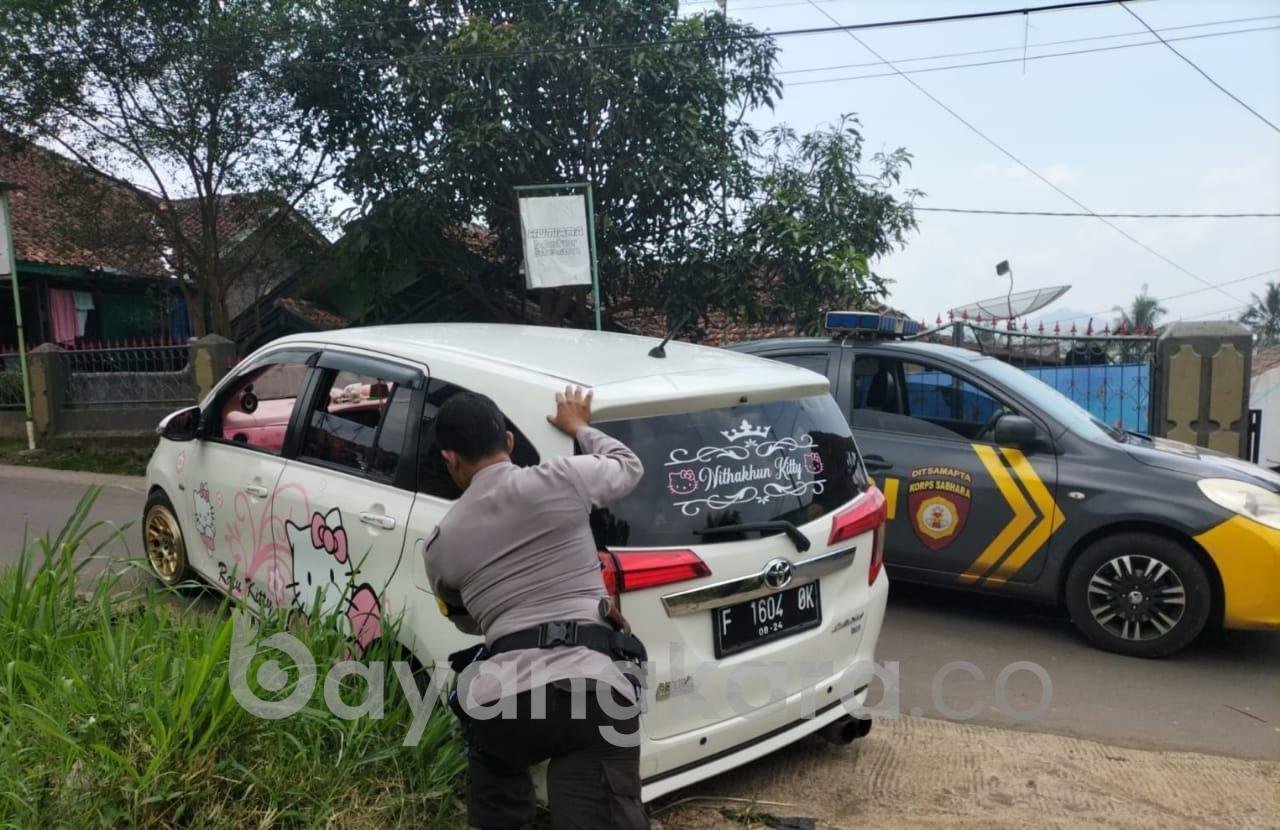 Patroli Rutin, Polisi Di Sukabumi Bantu Evakuasi Mobil Yang Terjerembab Ke Selokan
