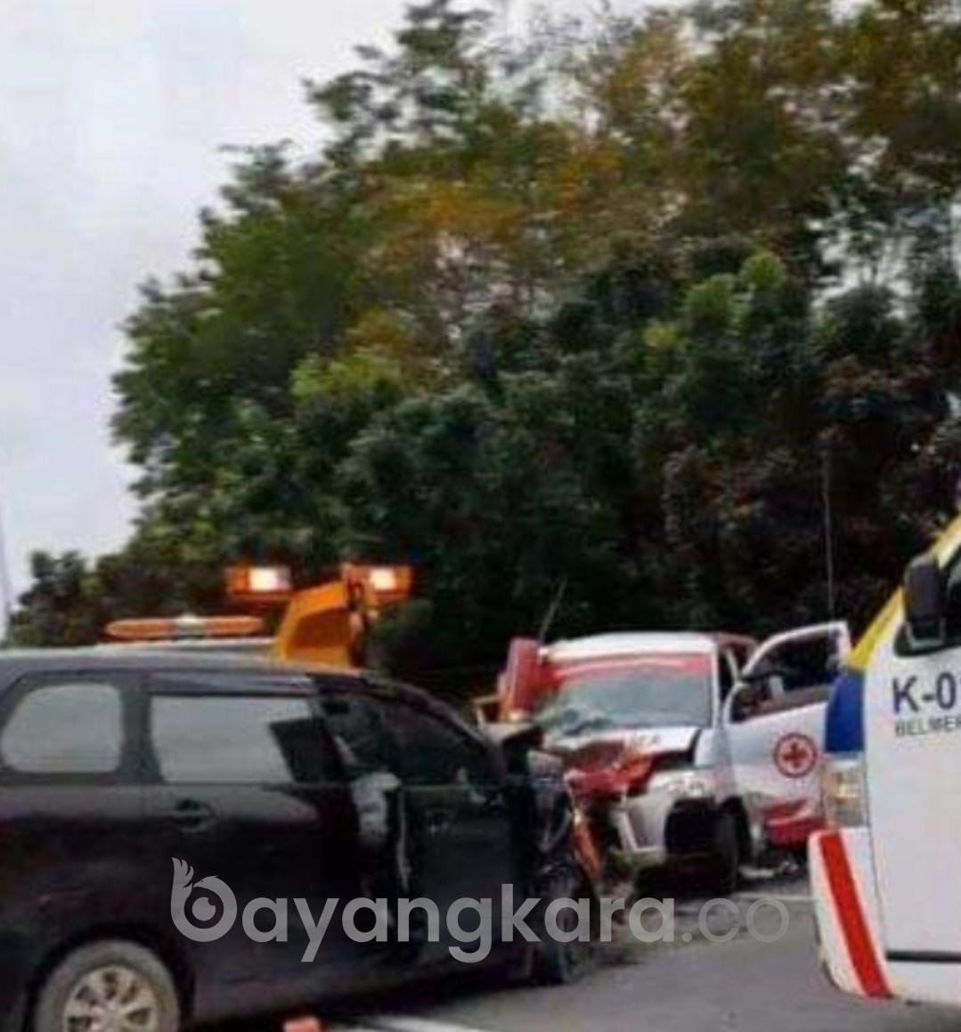 LAGA KAMBING ANTARA AMBULANS DAN MINIBUS DI PINTU TOL AMPLAS