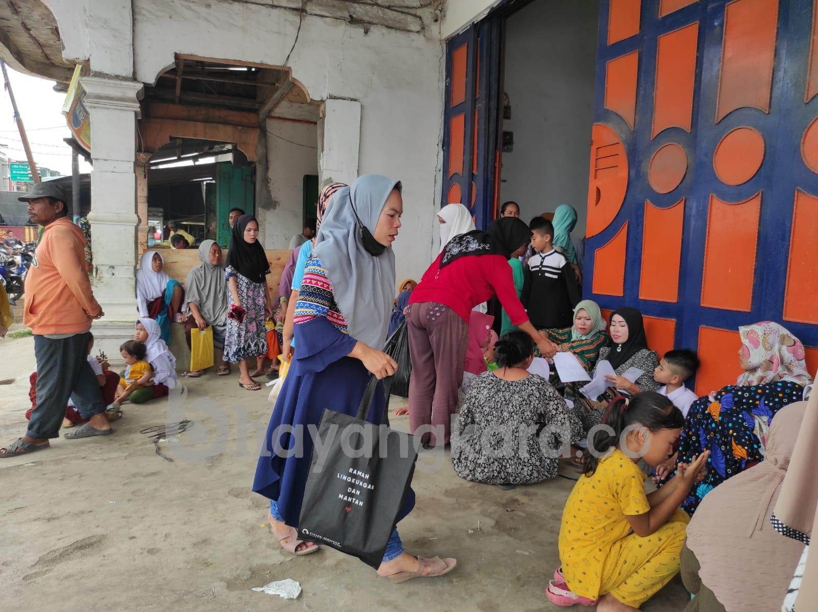 Miris, Antrian Orang tua beserta Anaknya Tentang Pencairan Bantuan Sekolah Di Bank BRI Terkesan Lambat.