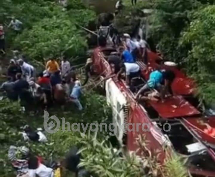 Bus Wisata Tergelincir Di Wisata Gucci Tegal Jawa tengah