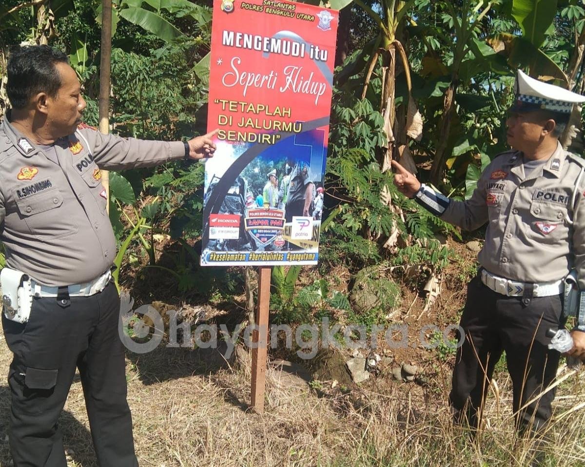 Operasi Keselamatan, Polantas Polres Bengkulu Utara Pasang Spanduk Himbauan Keselamatan Tertib Berlalu Lintas.