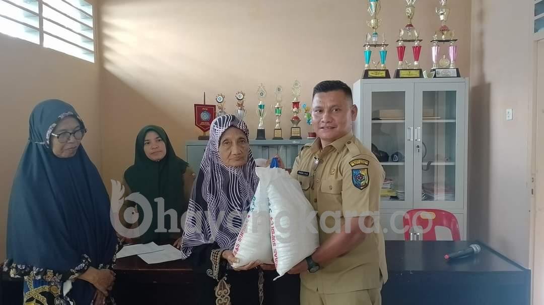 Penyaluran Bantuan Warse Di Desa Pahang langsung Diserahkan Kades Pahang Faisal Amd Kepada Warga. 