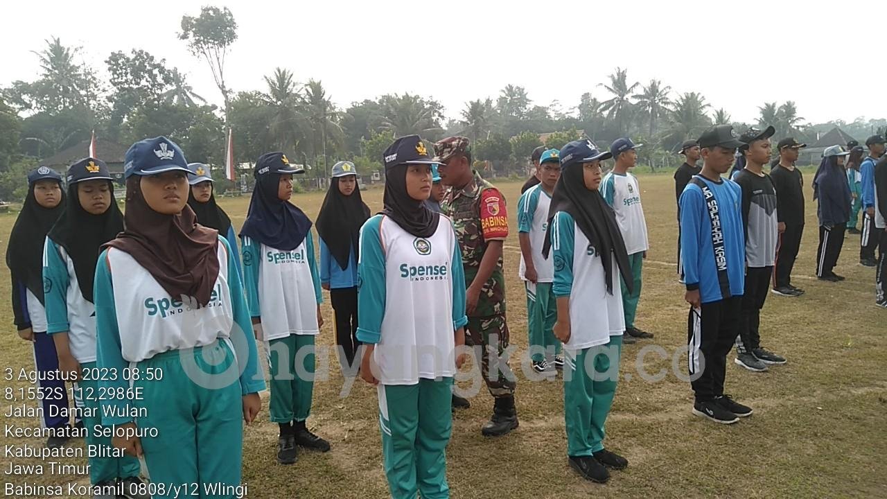 Babinsa Pos Selopuro Koramil 0808/12 Wlingi, Latih Kesiapan Pasukan Pengibar Bendera
