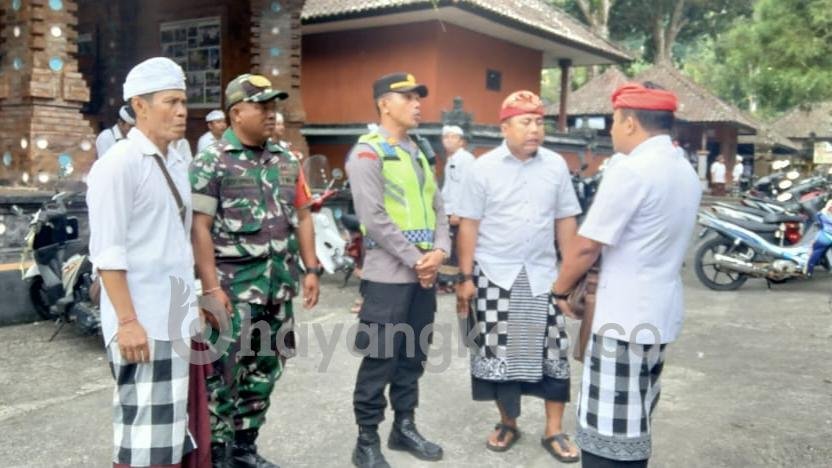 Babinsa Desa Wongaya Gede Koramil 1619-08/Penebel Hadir dan Bersinergi dengan Instansi Terkait Serta Pecalang Amankan Upacara Pujawali Pura Luhur Batukau Tabanan*