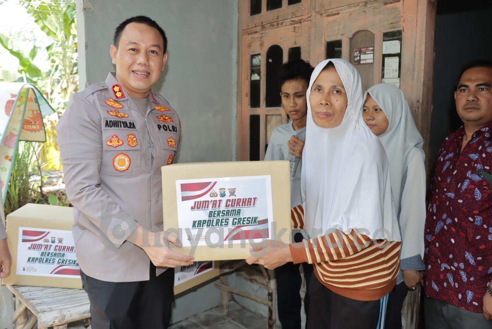 Bantu Pengobatan Korban Lakalantas, Kapolres Gresik Beri Tali Asih di Jumat Curhat