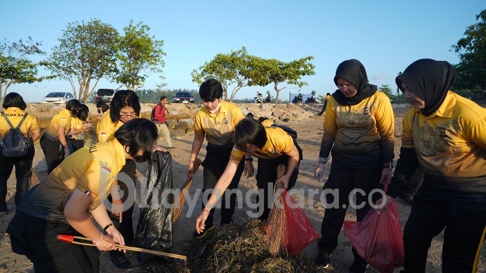 Dalam Rangka Hari Jadi Polwan RI ke-75, Polwan Polda Bali Laksanakan Kegiatan Bersih Pantai