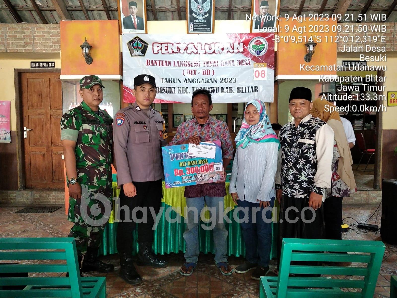 Pastikan Berjalan Lancar Dan Aman, Babinsa Koramil Udanawu Dampingi Penyaluran BLT DD Di Wilayah Binaannya