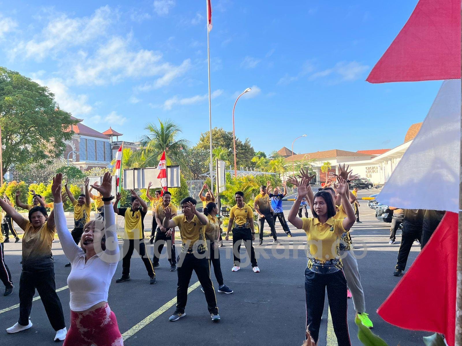 Puluhan Personil Polres Bandara Ngurah Rai Melaksanakan Giat Olahraga Senam Aerobix