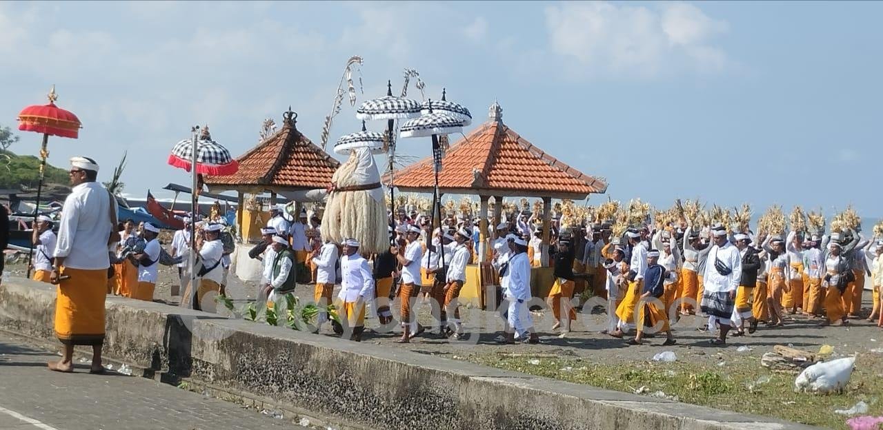 Peran Aktif Babinsa Desa Perean, Serda I Made Mas Sukrayasa Kawal Upacara Melasti Pura Adat Perean di Pantai Yeh Gangga