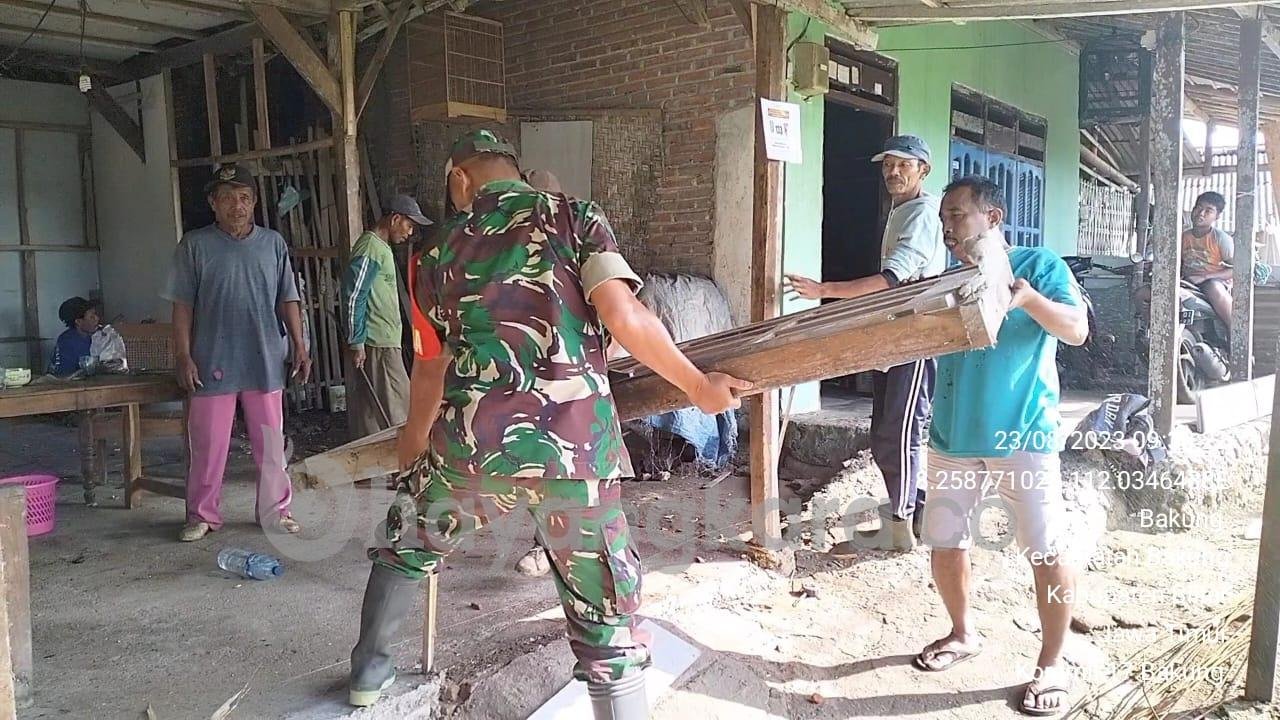 Kompak, Babinsa Koramil Bakung Dan Warga Masyarakat Gelar Gotong Royong Bersama