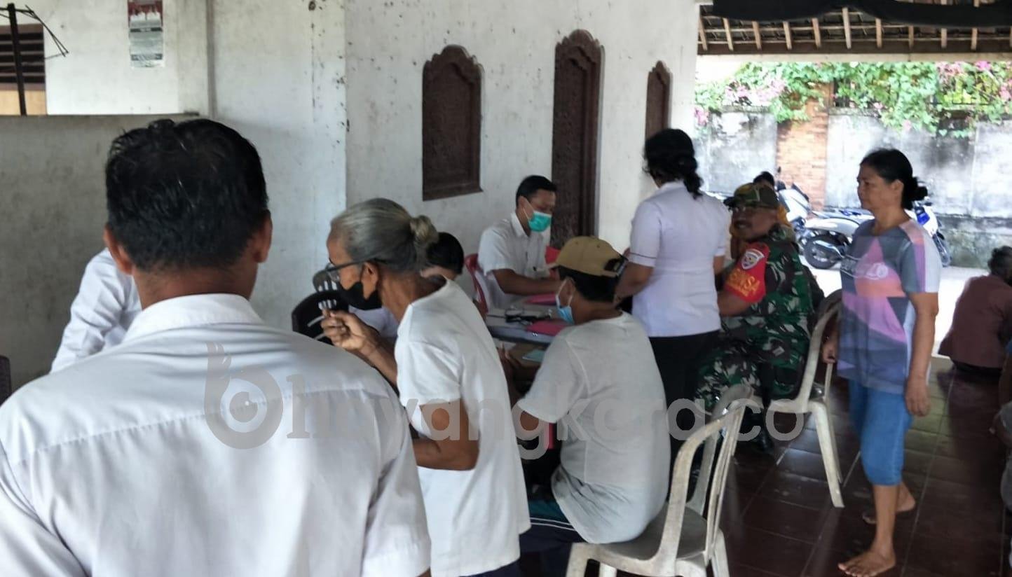 Pastikan Masyarakat Mendapatkan Hak Kesehatan, Babinsa Desa Belumbang Dampingi Petugas Kesehatan Laksanakan Kegiatan Prolanis Secara Rutin