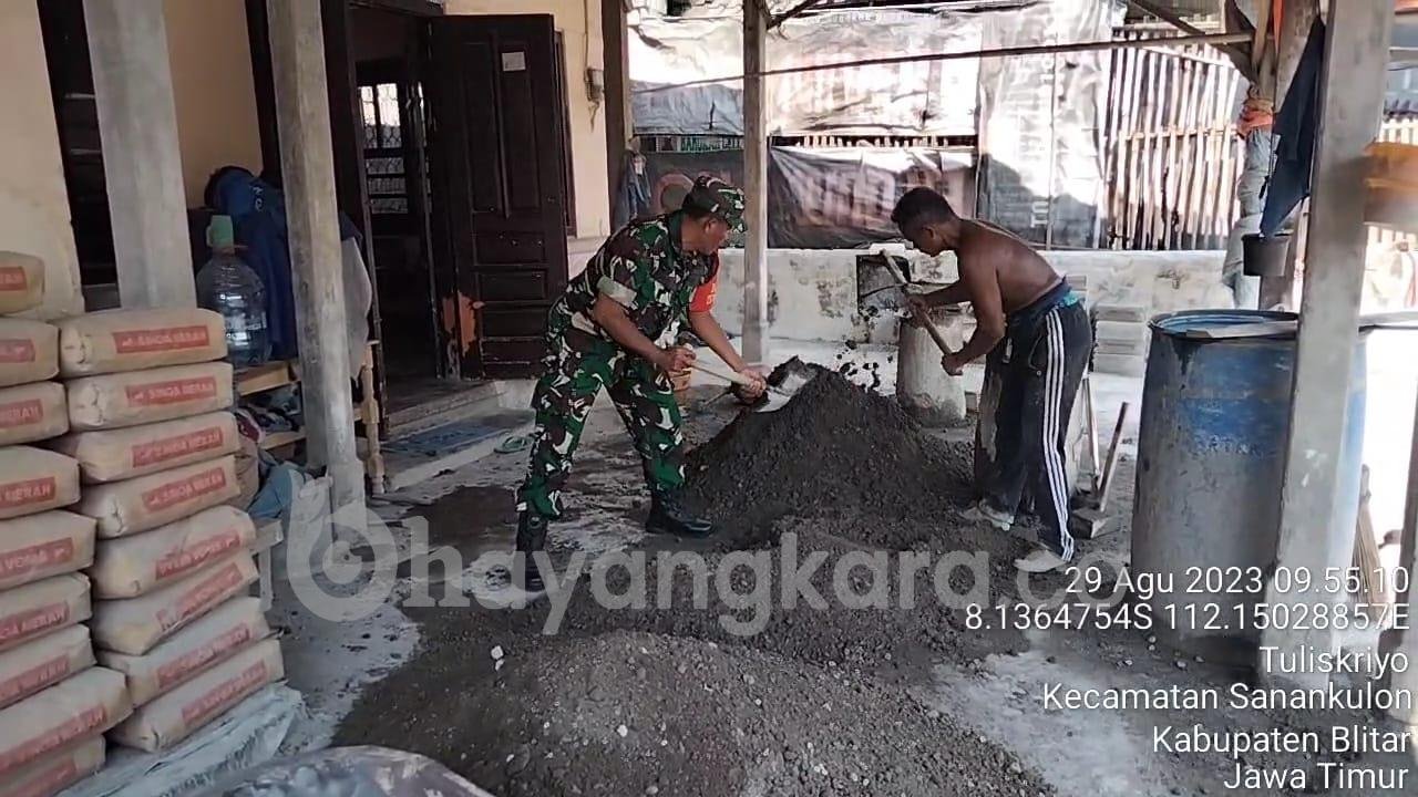 Wujud Kepedulian, Babinsa Koramil Sanankulon Bantu Atasi Kesulitan Warga Binaannya