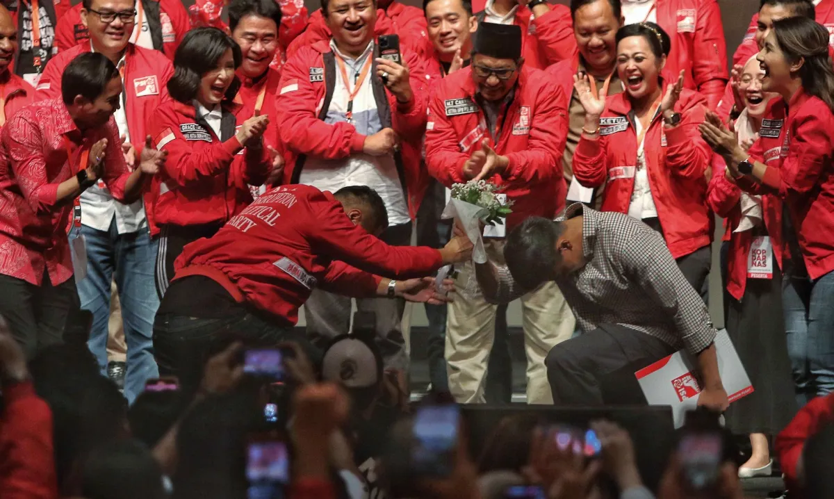 Momen Ketum PSI Kaesang Berlutut Terima Bunga Mawar dari Giring.