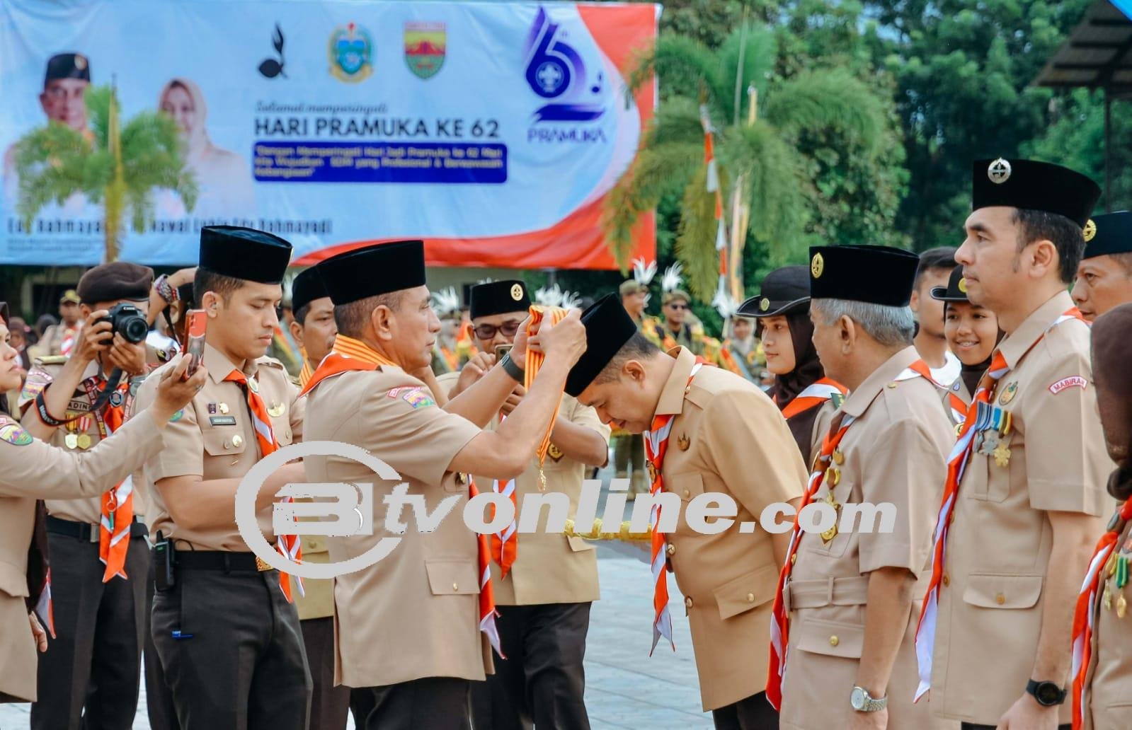 Tokoh Peduli Pramuka, Bupati Zahir Dianugerahi Lencana Melati.