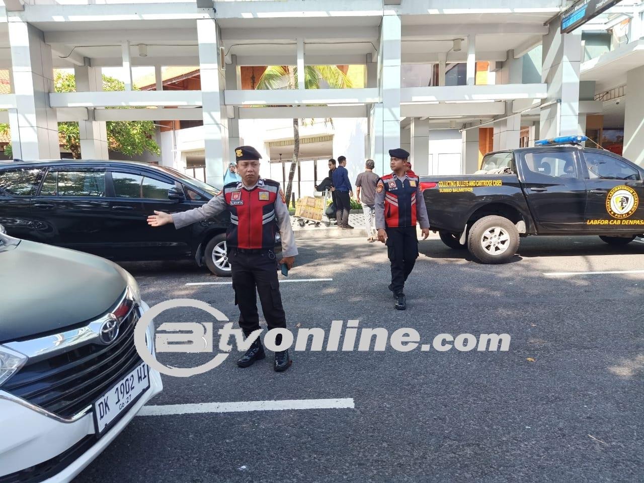 Personil Polres Bandara Ngurah Rai Pengaturan Lalin untuk Kelancaran dan Kenyamanan Masyarakat
