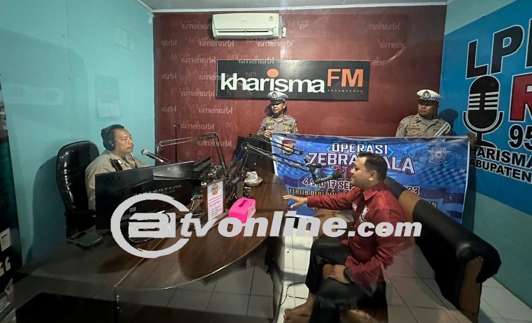 SATLANTAS POLRES BENGKULU UTARA SOSIALISASI TERTIB LALU LINTAS MELALUI RADIO KHARISMA FM.