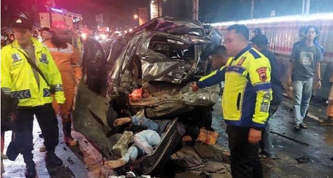 Kecelakaan Maut!Exit Tol Bawen Semarang,di Duga Akibat Truck Rem Blong.