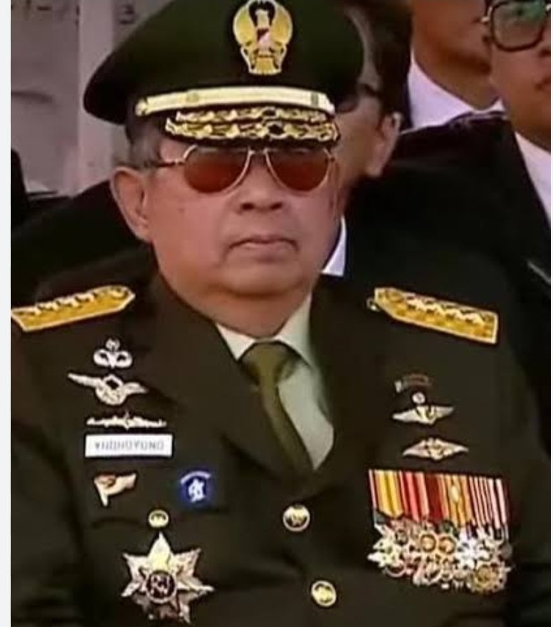 Gagah! SBY Pakai Seragam Lengkap Bintang Empat di HUT ke 78 TNI