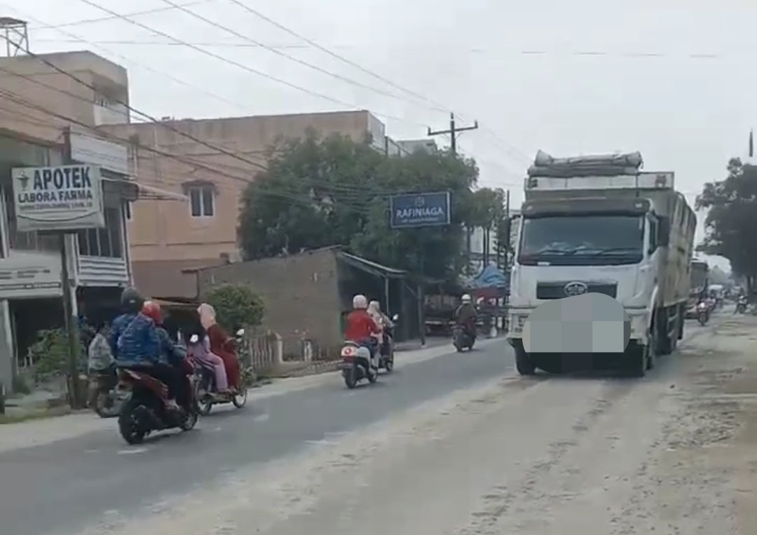 Masyarakat Kabupaten Batu Bara Resah Akibat Kondisi Jalan Lintas Sumatera yang Berlumpur