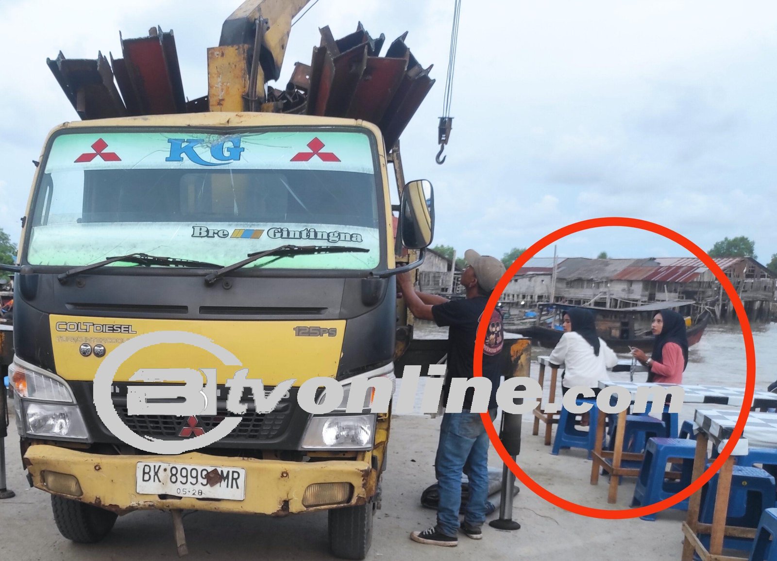 Diduga Mobil Truck Bermuatan Besi Overload Tanpa Izin di Pelabuhan Tanjung Tiram Serta Abaikan Keselamatan Pengunjung
